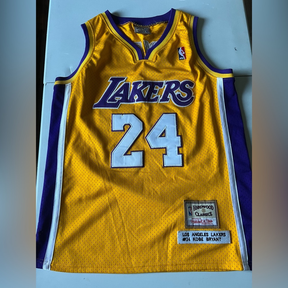 Lakers jersey Kobe Bryant size 44(M) mens